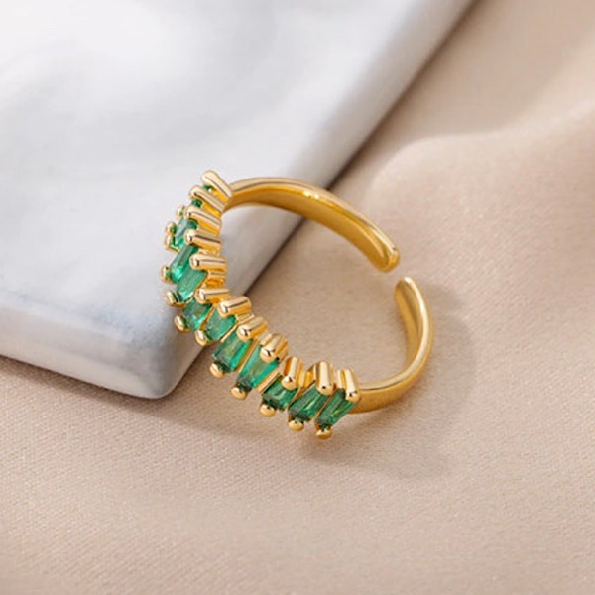 Anoa Ring Grüne Steine Gold