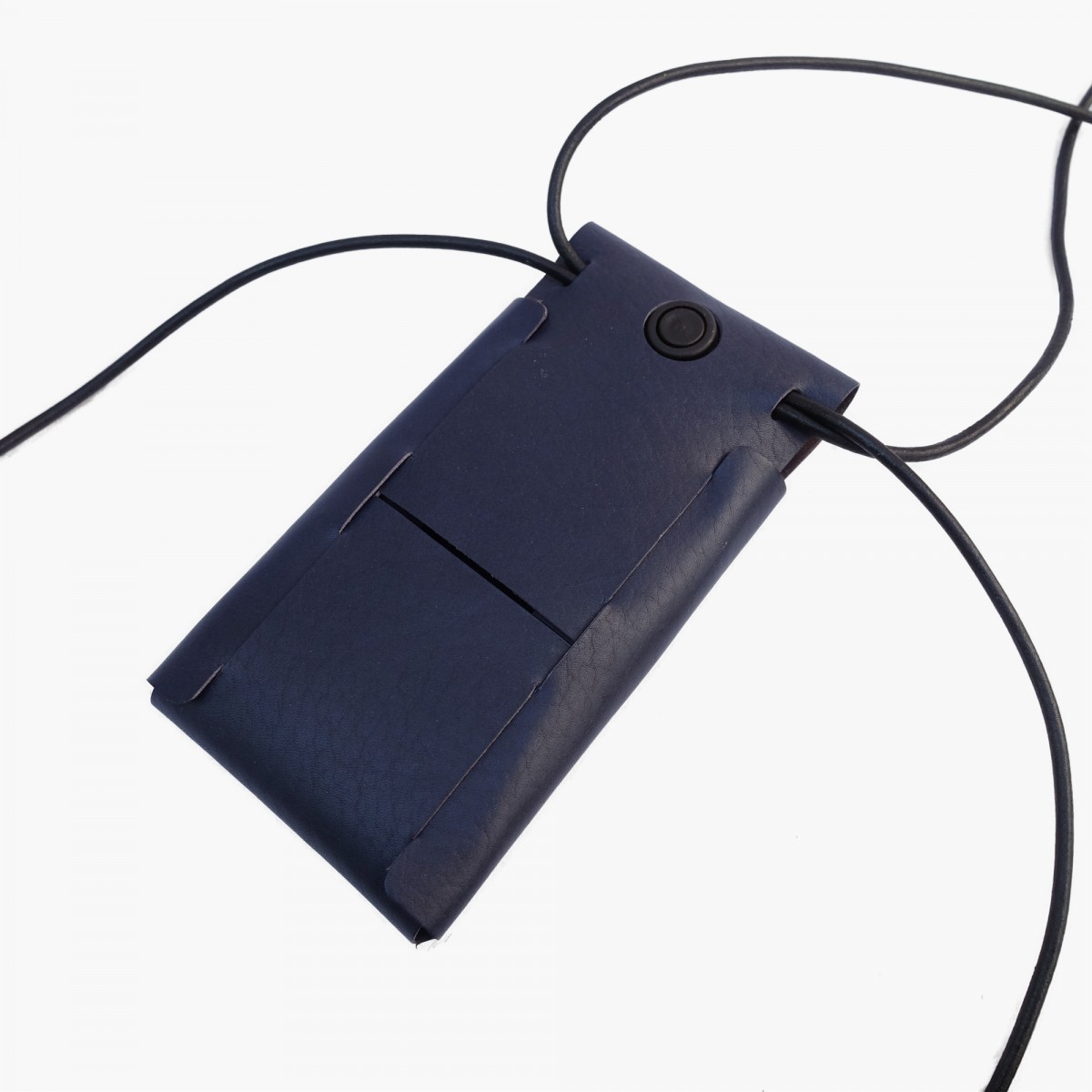 EINFACHDESIGN Handytasche zum Umhängen dunkelblau aus pflanzlich gegerbtem Leder mit verstellbarem Riemen
