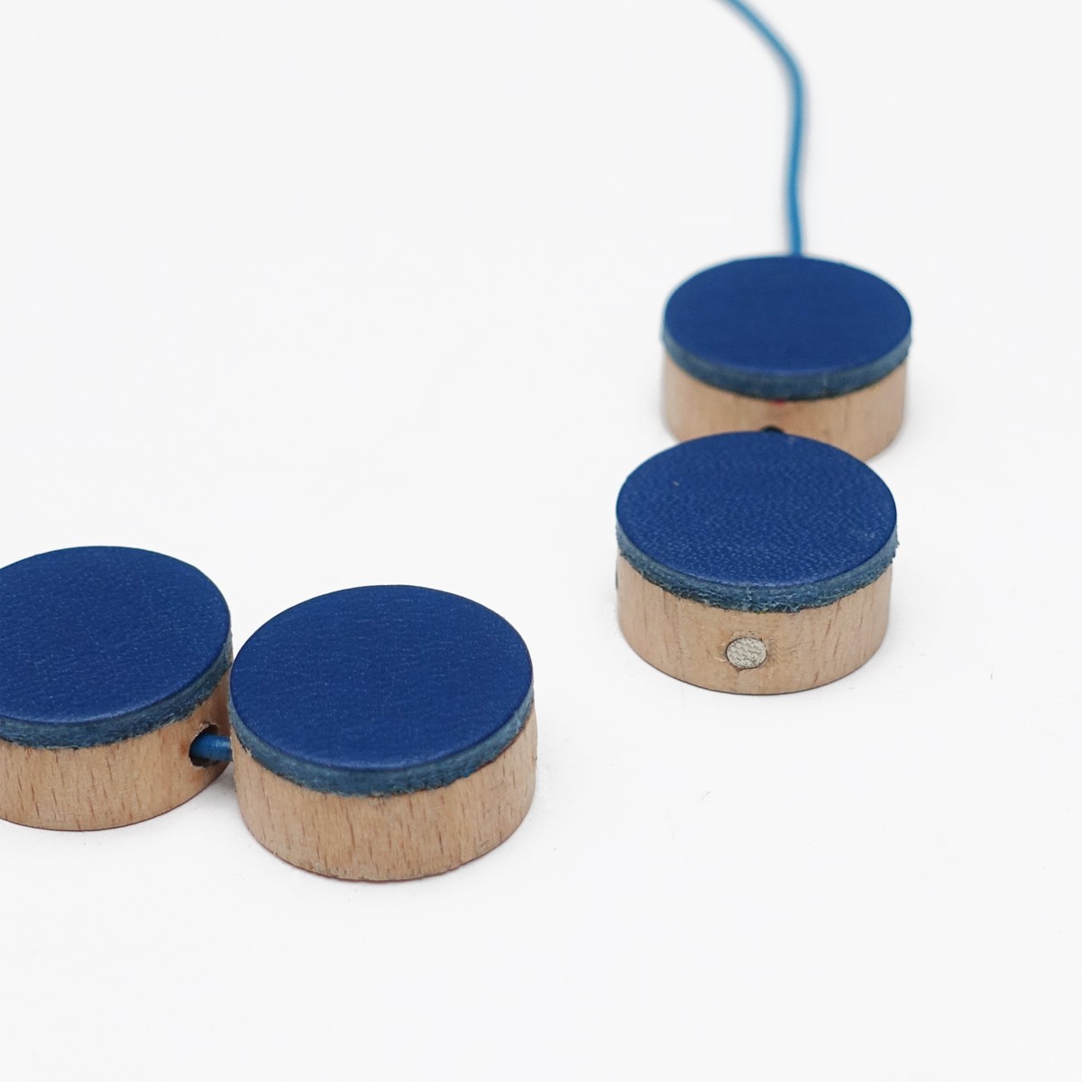 EINFACHDESIGN, magnetische Kette für verschiedene Kettenformationen, Leder auf Holz mit Lederband, blau