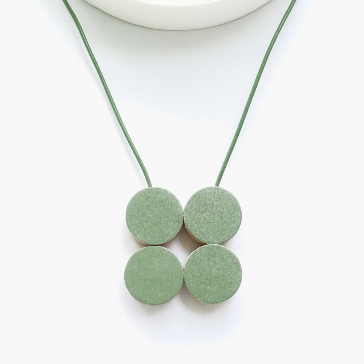 EINFACHDESIGN, magnetische Kette für verschiedene Kettenformationen, Leder auf Holz mit Lederband, grün