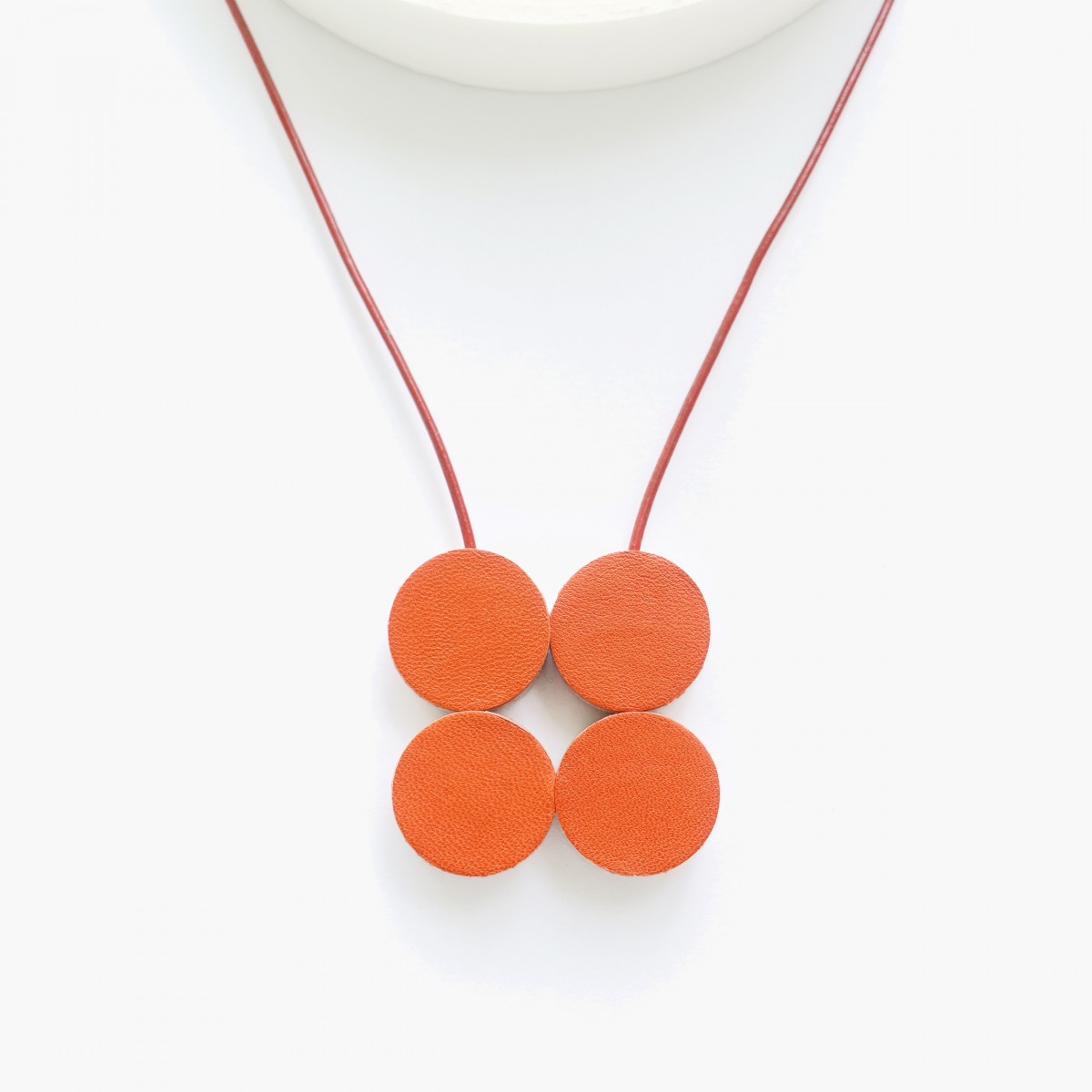 EINFACHDESIGN, magnetische Kette für verschiedene Kettenformationen, Leder auf Holz mit Lederband, orange