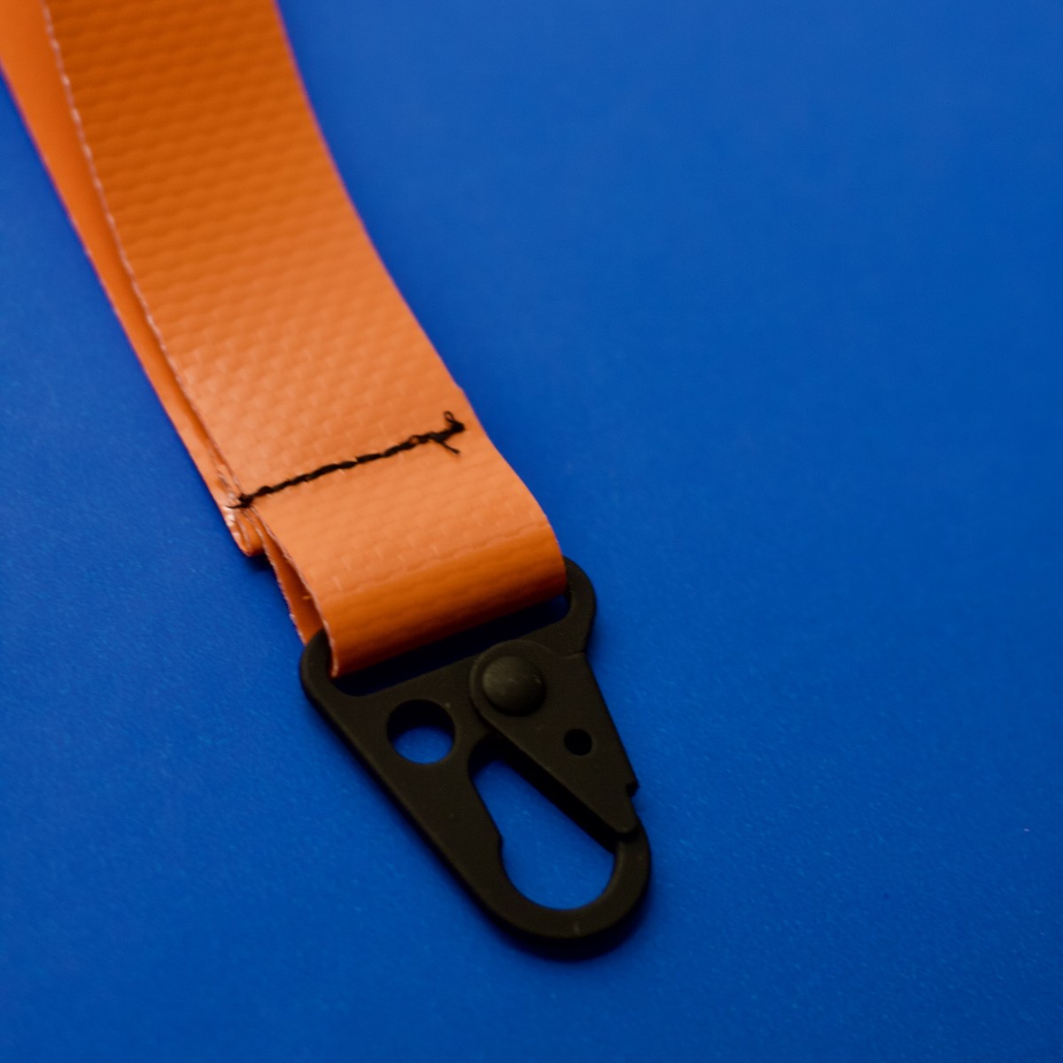 Mini-Strap aus LKW-Plane mit Soft-Touch-Karabiner – Orange & Schwarz - Pikto3000

