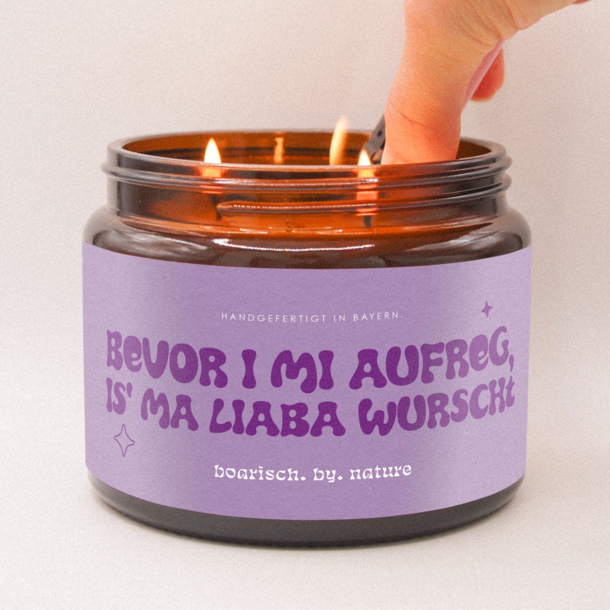 Bevor i mi aufreg, is ma liaba wurscht | Bayerische XXL Duftkerze | 500ml Rapswachs Zedernholt | boarisch. by. nature