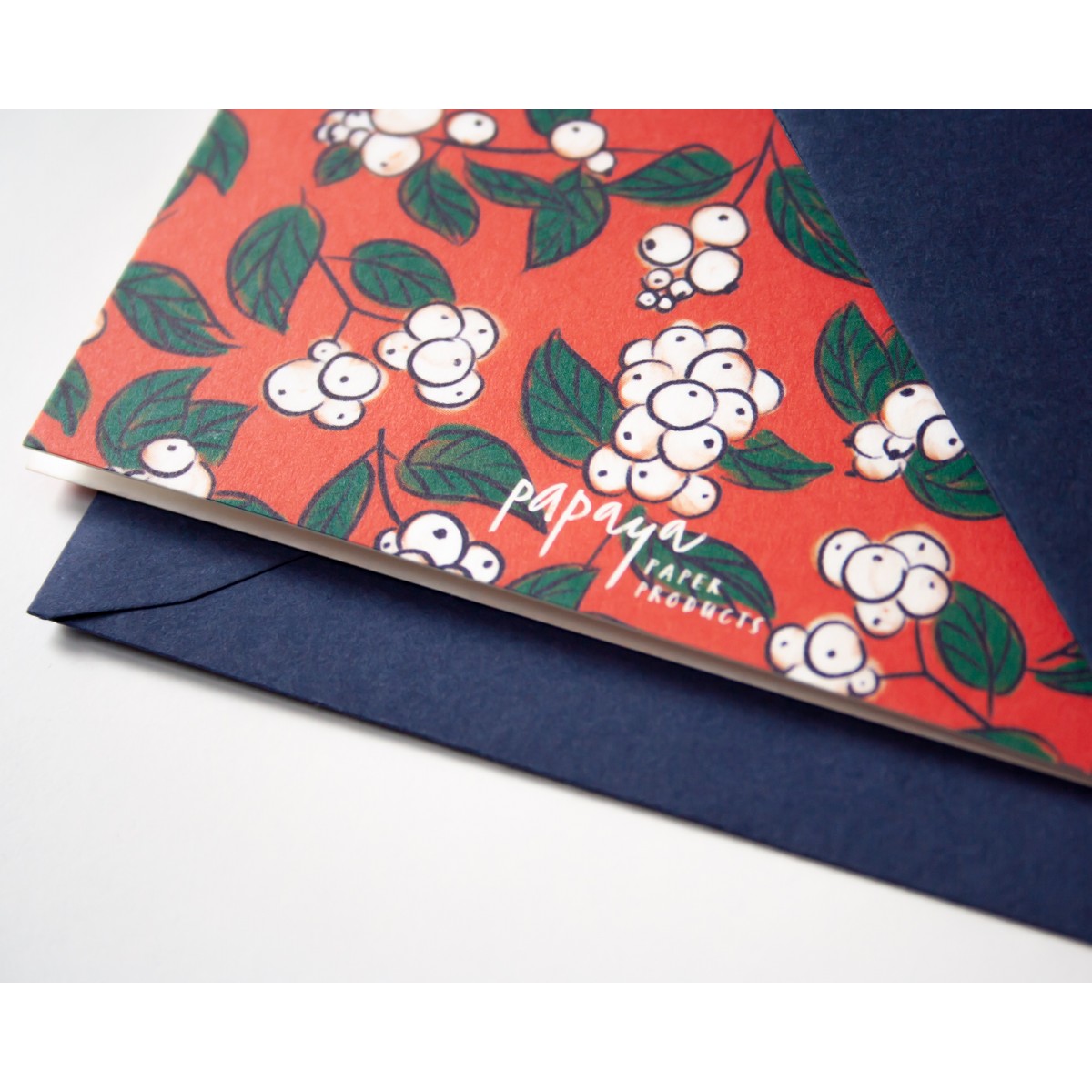 Weihnachtskarte »Fröhliche Weihnachten« mit Schneebeeren-Muster // Papaya paper products