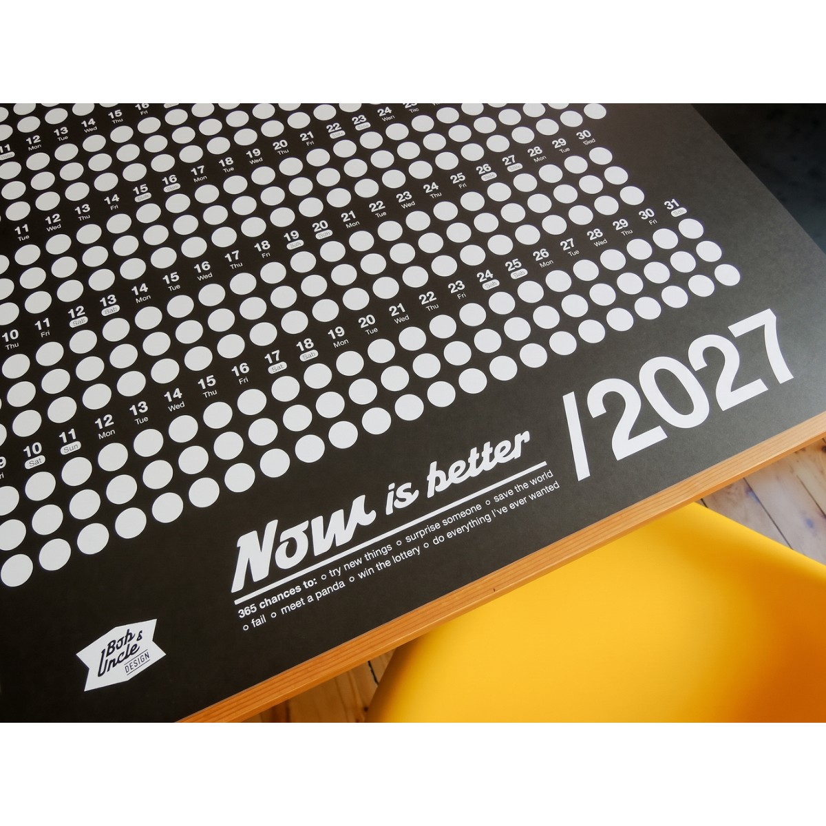 Bob And Uncle Design – Wandkalender – Now Is Better 2027 – Schwarz – 680 x 1000 mm