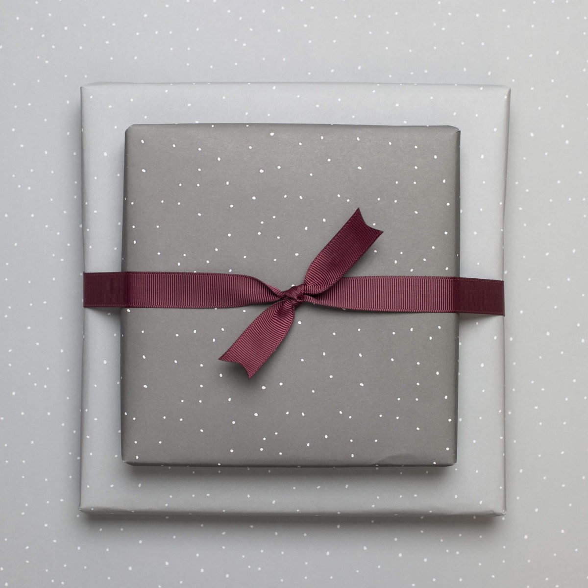 Graues Geschenkpapier "Pünktchen" - 5 Bogen