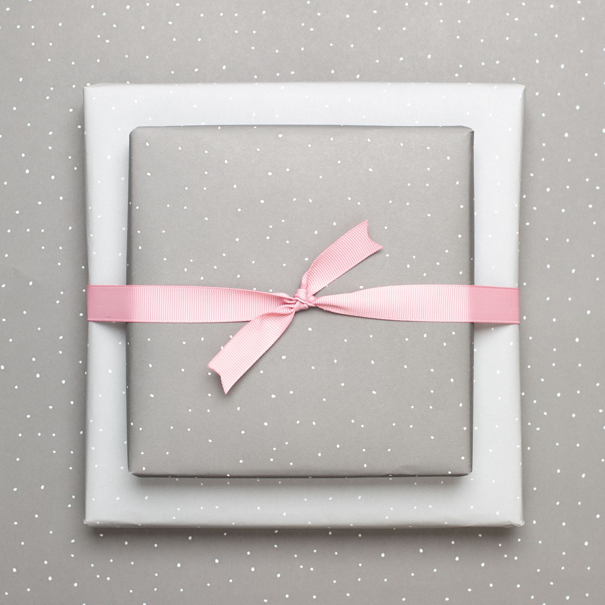 Graues Geschenkpapier "Pünktchen" - 5 Bogen