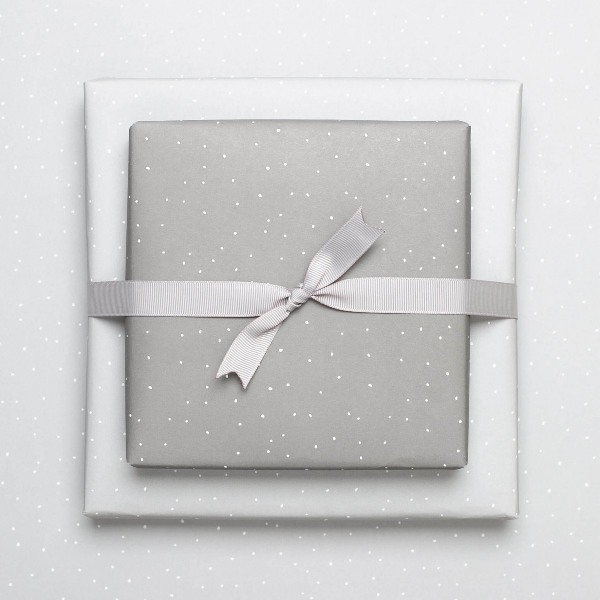Graues Geschenkpapier "Pünktchen" - 5 Bogen