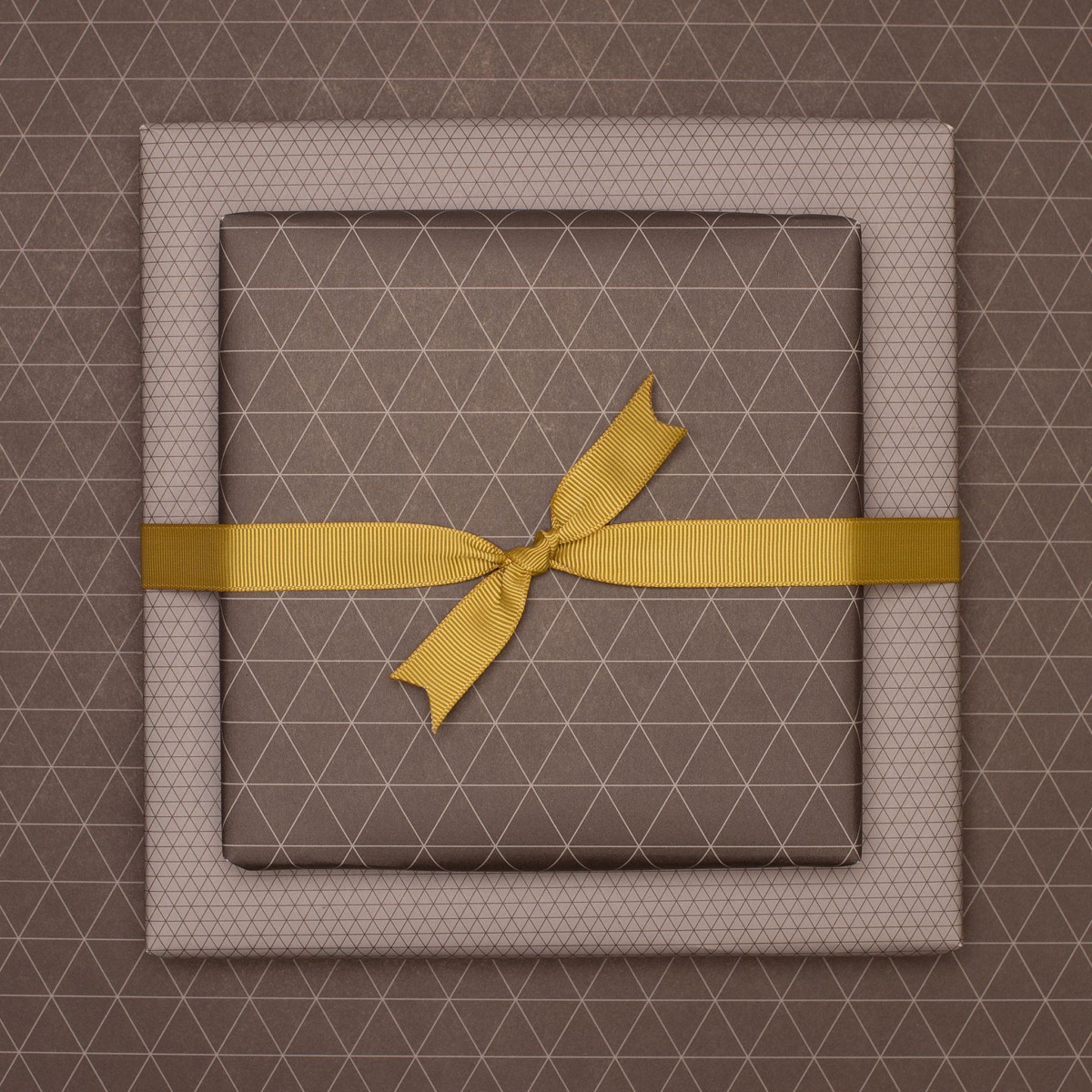 Braunes Geschenkpapier "Dreiecke" - 5 Bogen