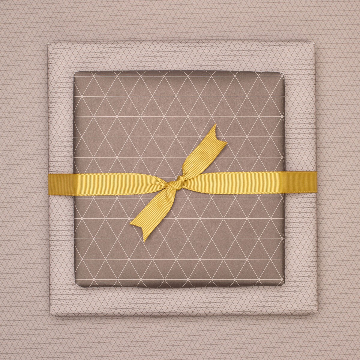 Braunes Geschenkpapier "Dreiecke" - 5 Bogen