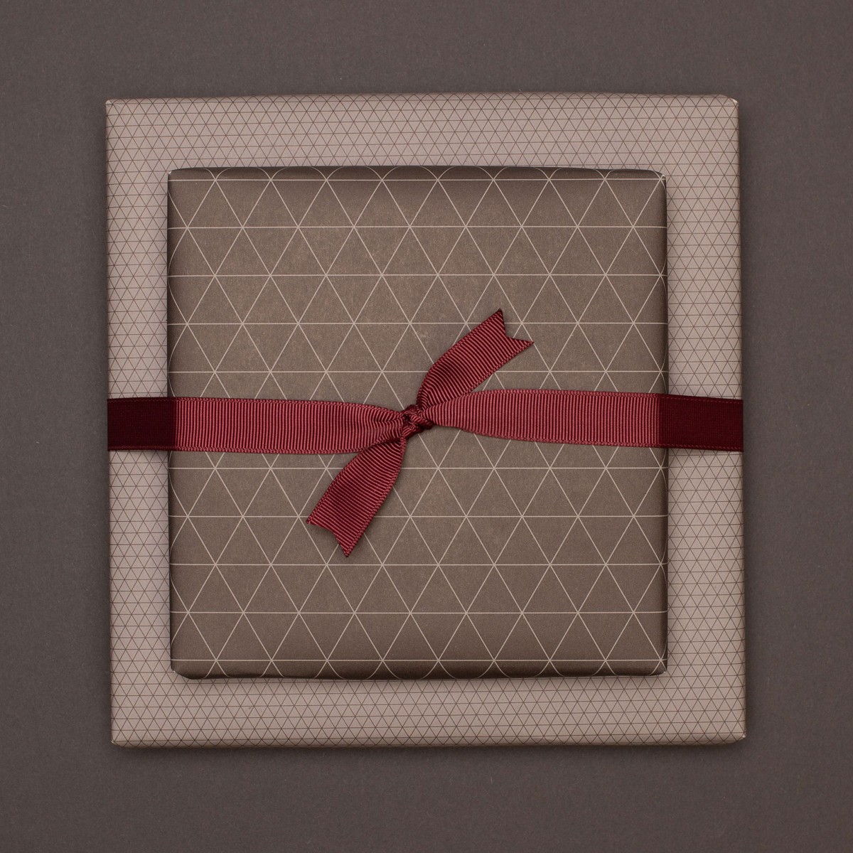 Braunes Geschenkpapier "Dreiecke" - 5 Bogen
