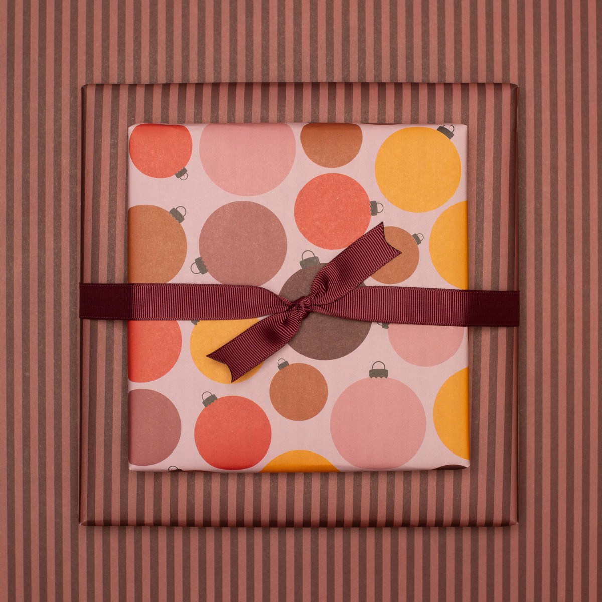 12 Bogen Weihnachtspapier mit verschiedenen Mustern (rot) von My Pretty Circus