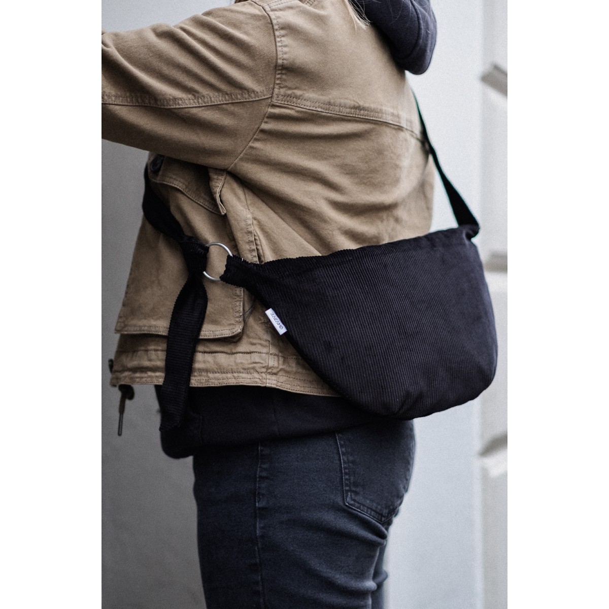 Halbmondtasche • Cord • tiefschwarz