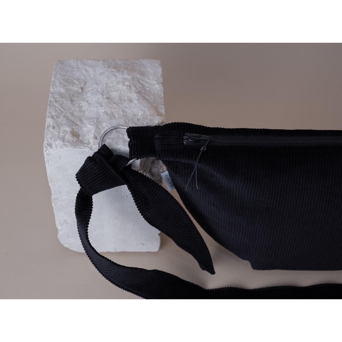 Halbmondtasche • Cord • tiefschwarz