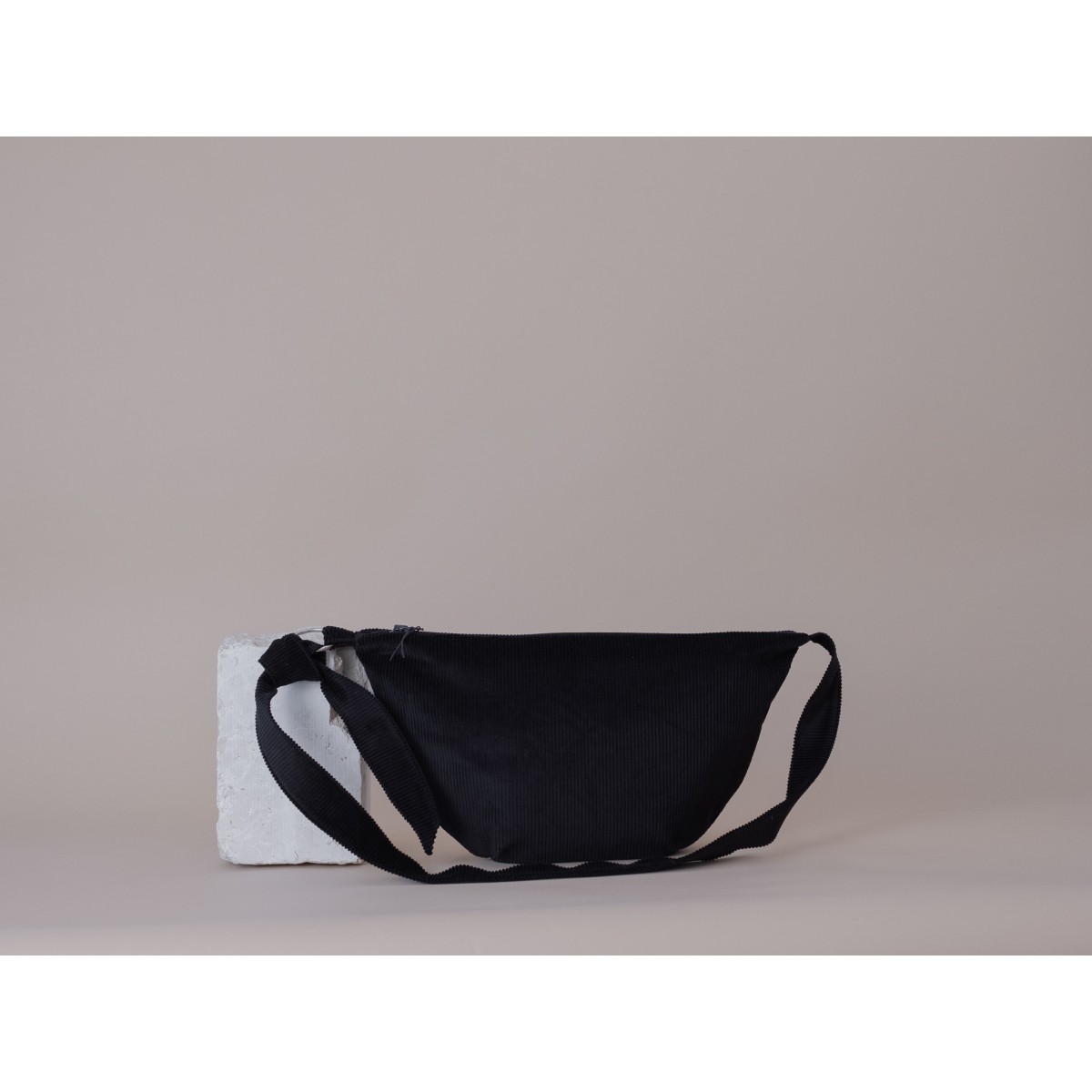 Halbmondtasche • Cord • tiefschwarz