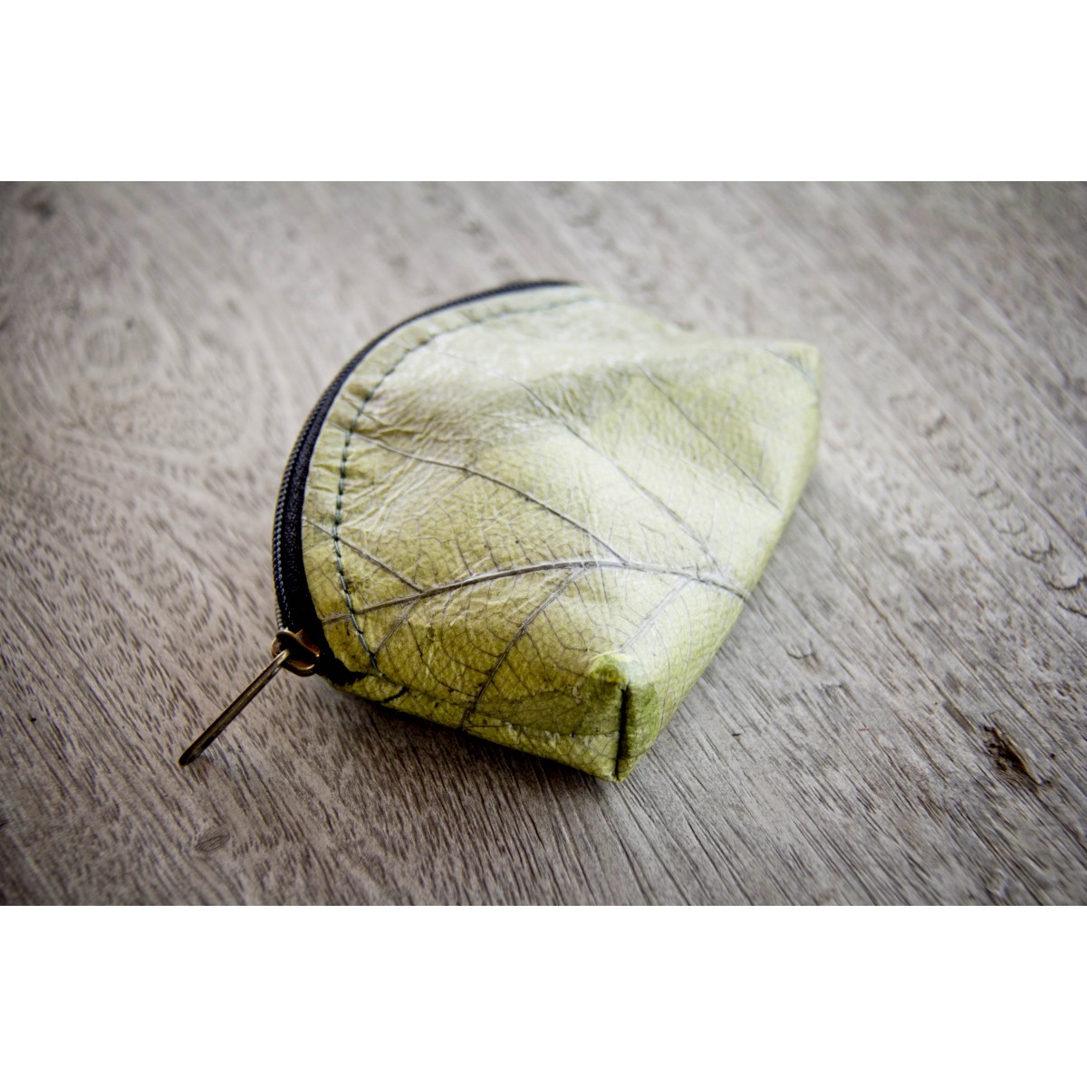 Mini Portemonnaie aus laminierten Blättern, Geldbörse in grün, kleines Täschchen, handmade und vegan