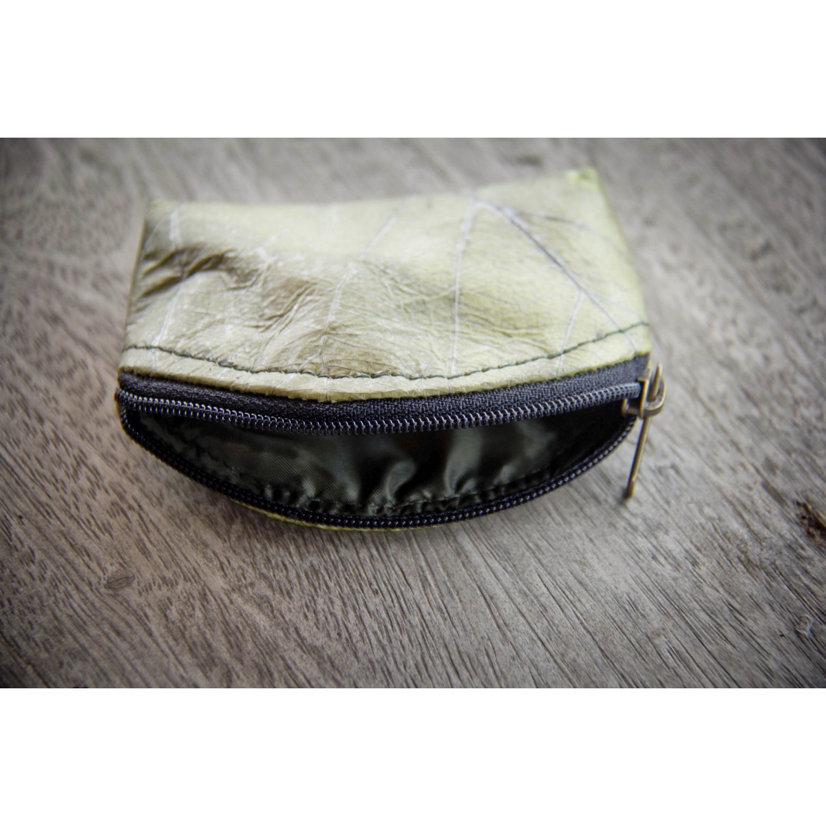 Mini Portemonnaie aus laminierten Blättern, Geldbörse in grün, kleines Täschchen, handmade und vegan