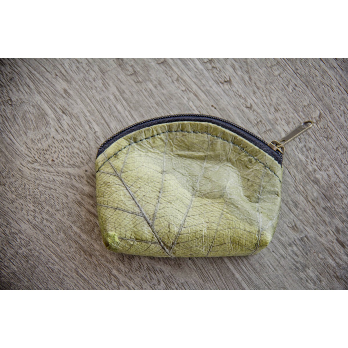Mini Portemonnaie aus laminierten Blättern, Geldbörse in grün, kleines Täschchen, handmade und vegan