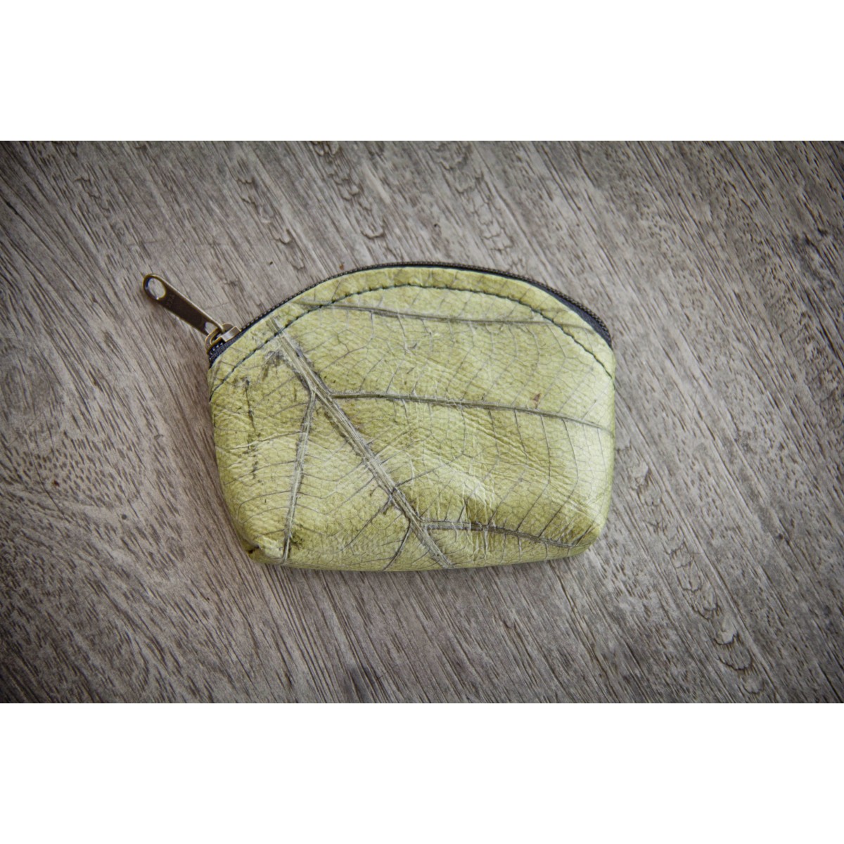 Mini Portemonnaie aus laminierten Blättern, Geldbörse in grün, kleines Täschchen, handmade und vegan