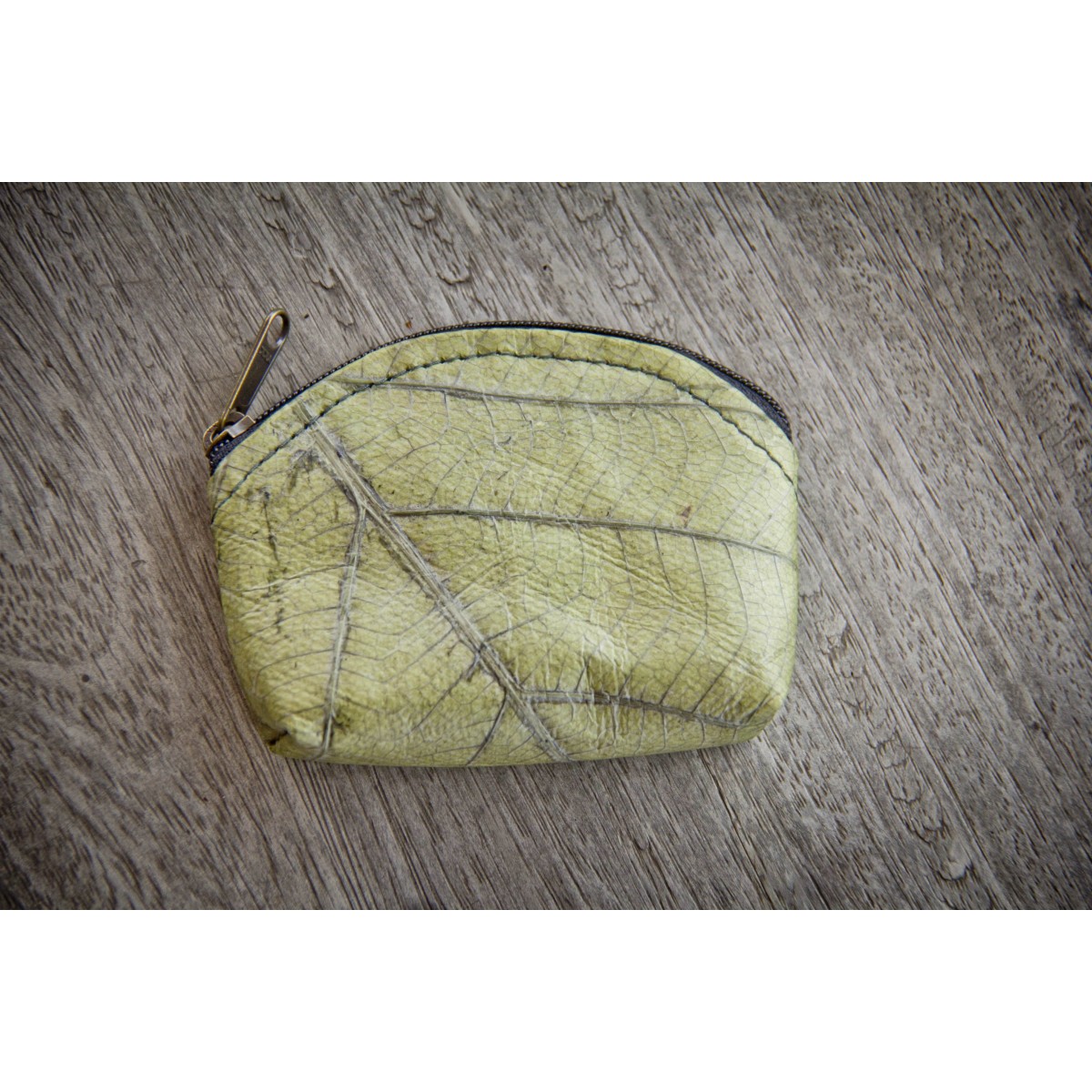 Mini Portemonnaie aus laminierten Blättern, Geldbörse in grün, handmade und vegan BY COPALA