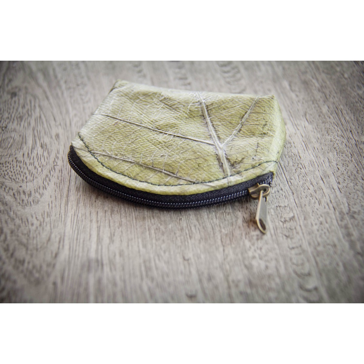 Mini Portemonnaie aus laminierten Blättern, Geldbörse in grün, kleines Täschchen, handmade und vegan
