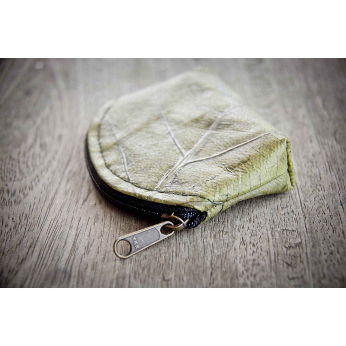 Mini Portemonnaie aus laminierten Blättern, Geldbörse in grün, kleines Täschchen, handmade und vegan