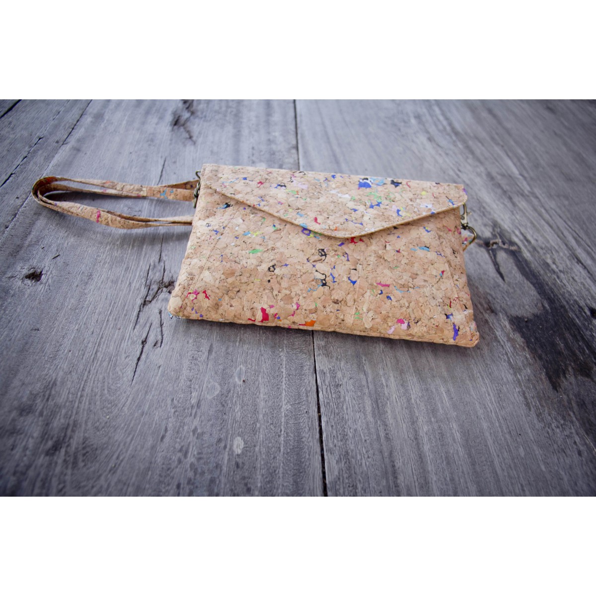 Schultertasche Damen aus Kork, praktische Clutch mit farbigen Akzenten, handgefertigt und vegan