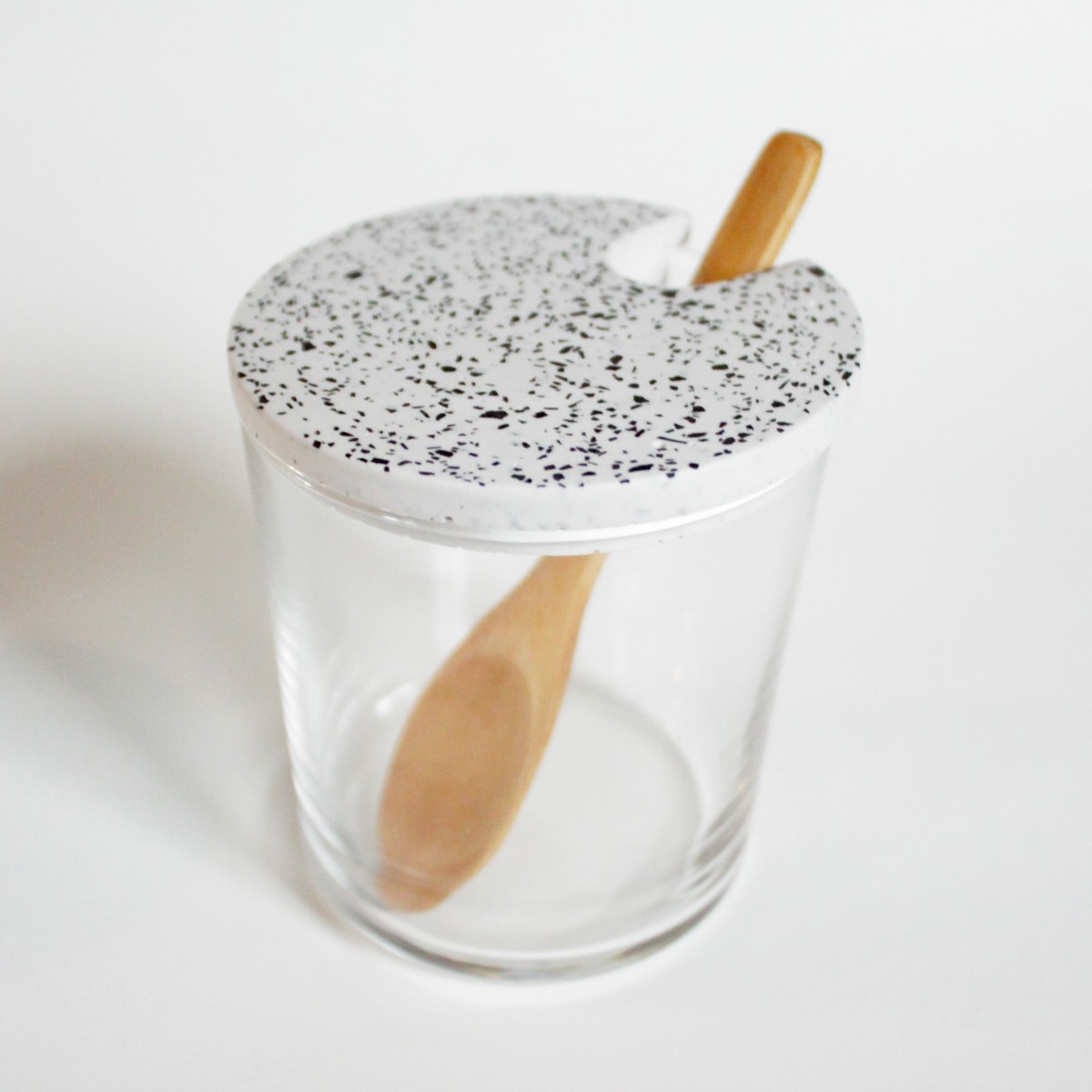 Terrazzo Zuckerdose Glas mit Holzlöffel / weiß / objet vague
