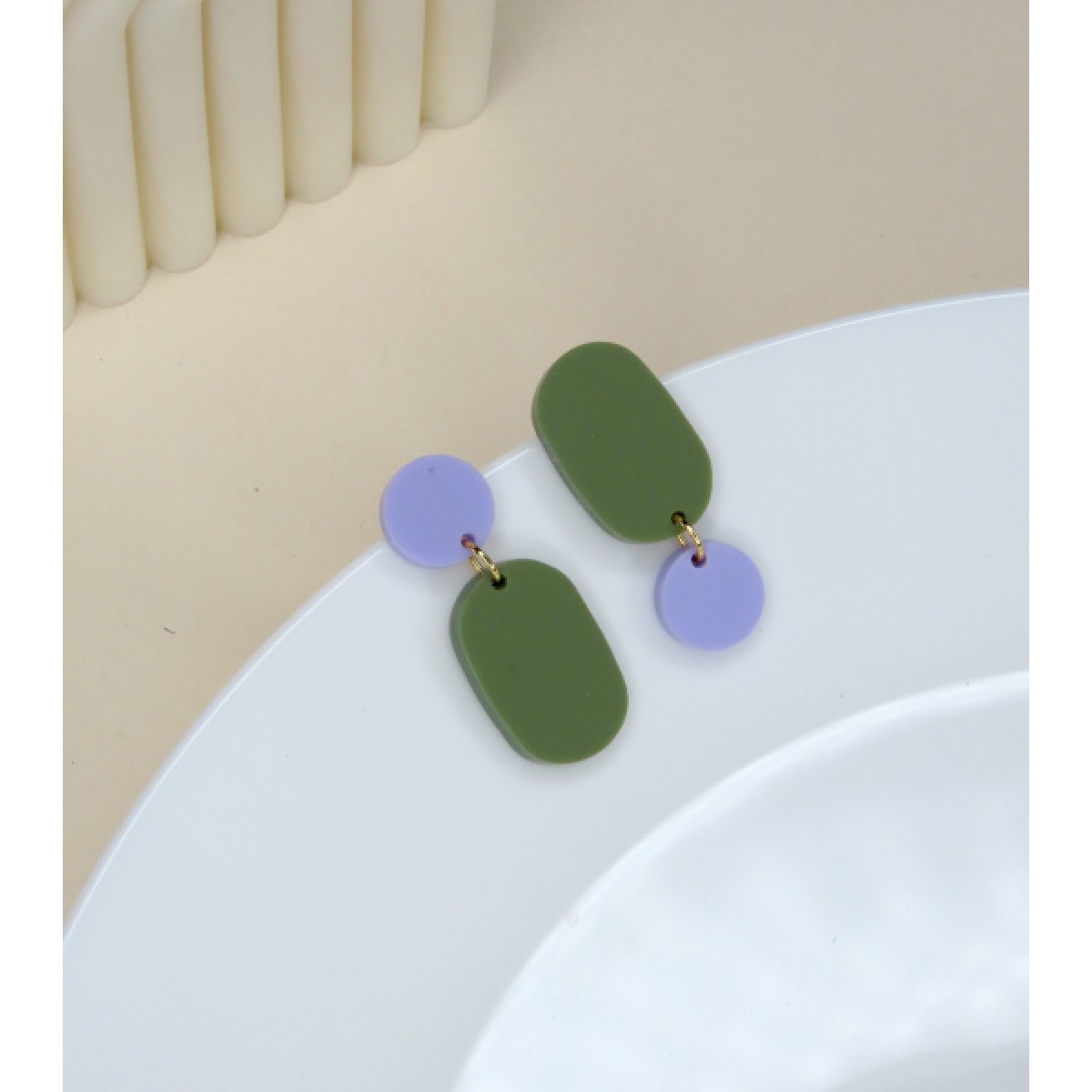 niemalsmehrohne - Big Claire asymmetrische Ohrringe in flieder olive