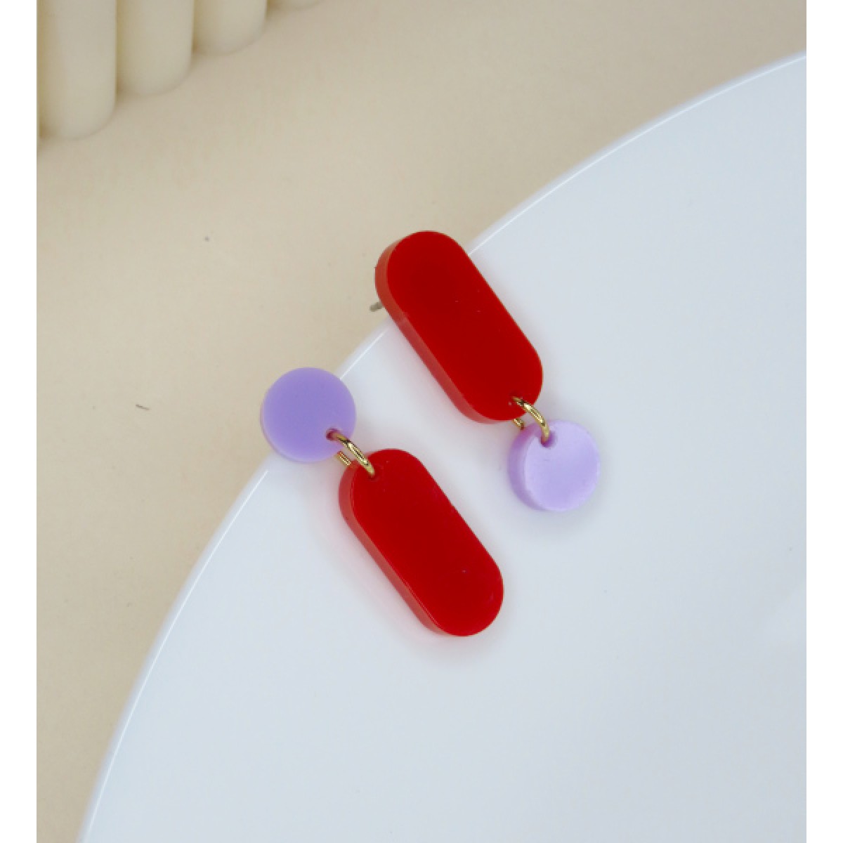 niemalsmehrohne - Claire 2 asymmetrische Ohrringe in rot flieder