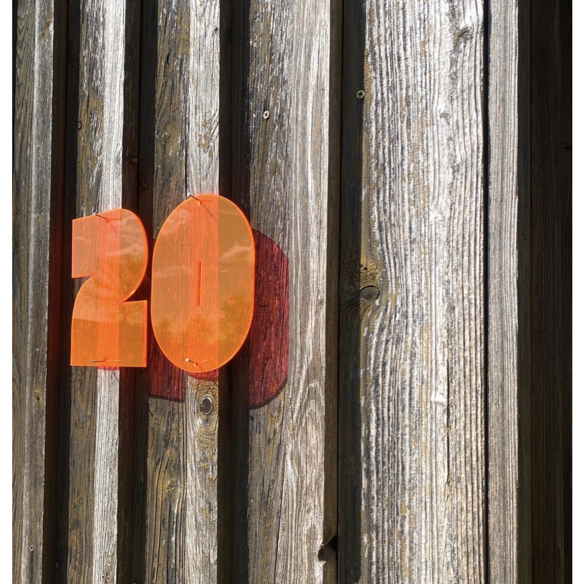 THE SUPER HOUSE NUMBER NEON RED von not white studio