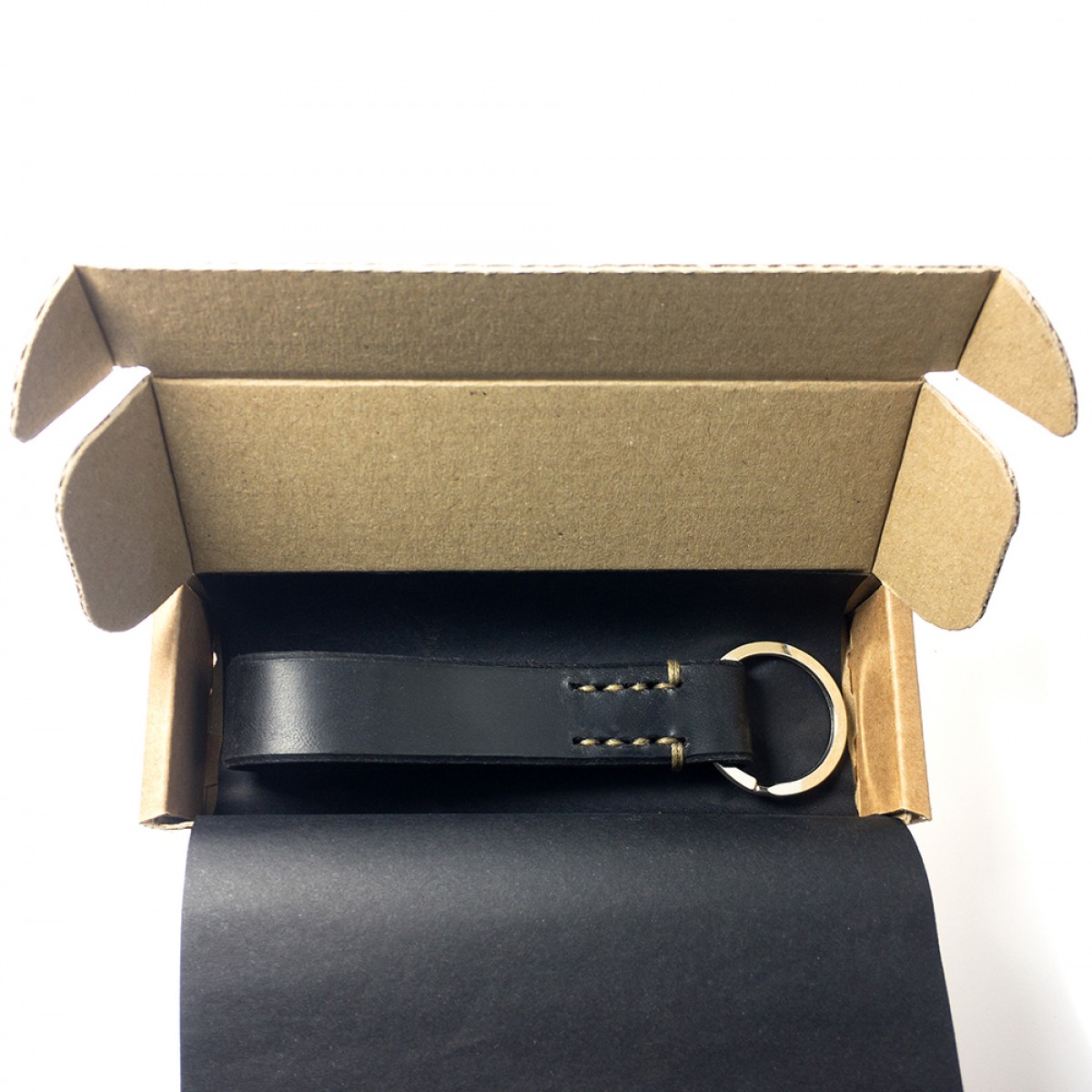 LIEBHARDT - Leder Schlüsselanhänger, handgenäht aus pflanzlich gegerbtem Echt-Leder - massive Sattlernaht - handstitched (schwarz mit dunkelbeiger Naht)