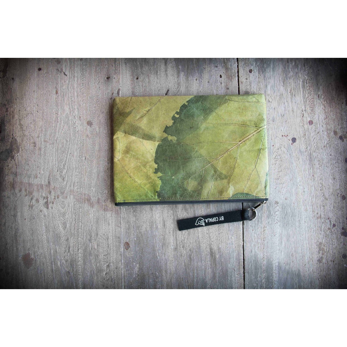 Laptop Hülle aus Blättern, wasserabweisende Notebook Tasche, MacBook Case in grün, 15 Zoll BY COPALA