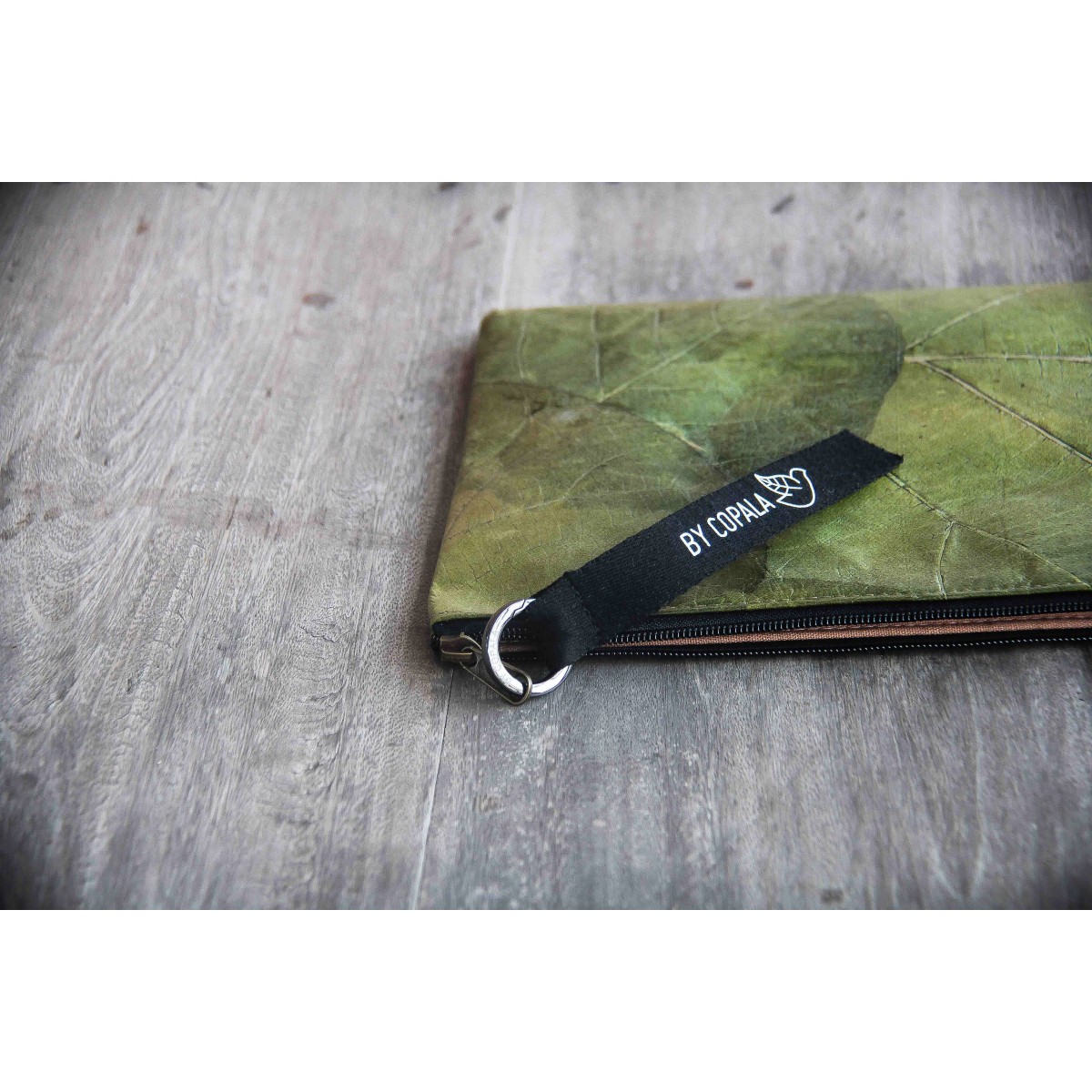 Laptop Hülle aus Blättern, wasserabweisende Notebook Tasche, MacBook Case in grün, 15 Zoll BY COPALA