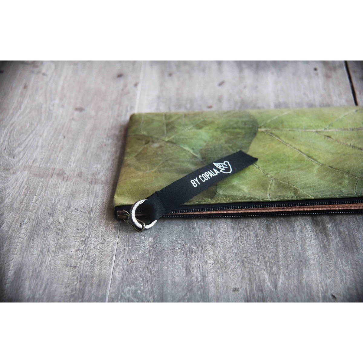 Laptop Hülle aus Blättern, wasserabweisende Notebook Tasche, MacBook Case in grün, 15 Zoll BY COPALA