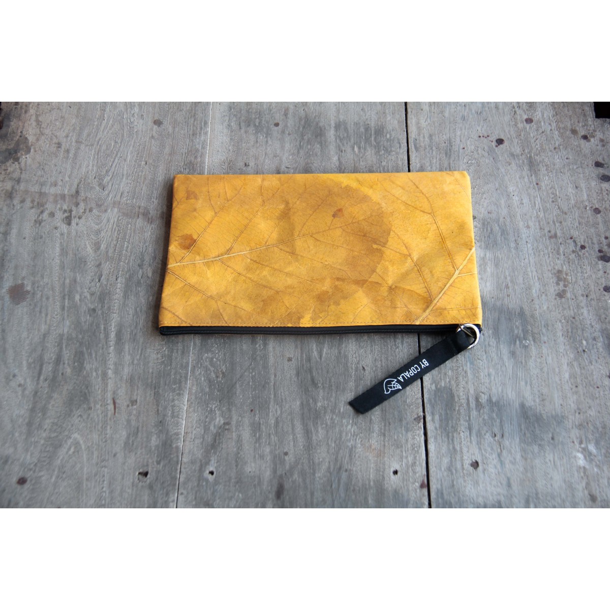 Gefütterte nachhaltige Laptop Hülle 15–16" aus Blattleder – Vegane, handgenähte & wasserabweisende Laptoptasche für MacBook Air /Pro in gelb