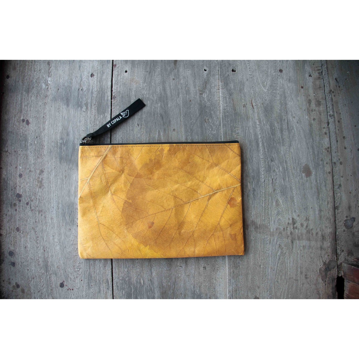 Gefütterte nachhaltige Laptop Hülle 15–16" aus Blattleder – Vegane, handgenähte & wasserabweisende Laptoptasche für MacBook Air /Pro in gelb