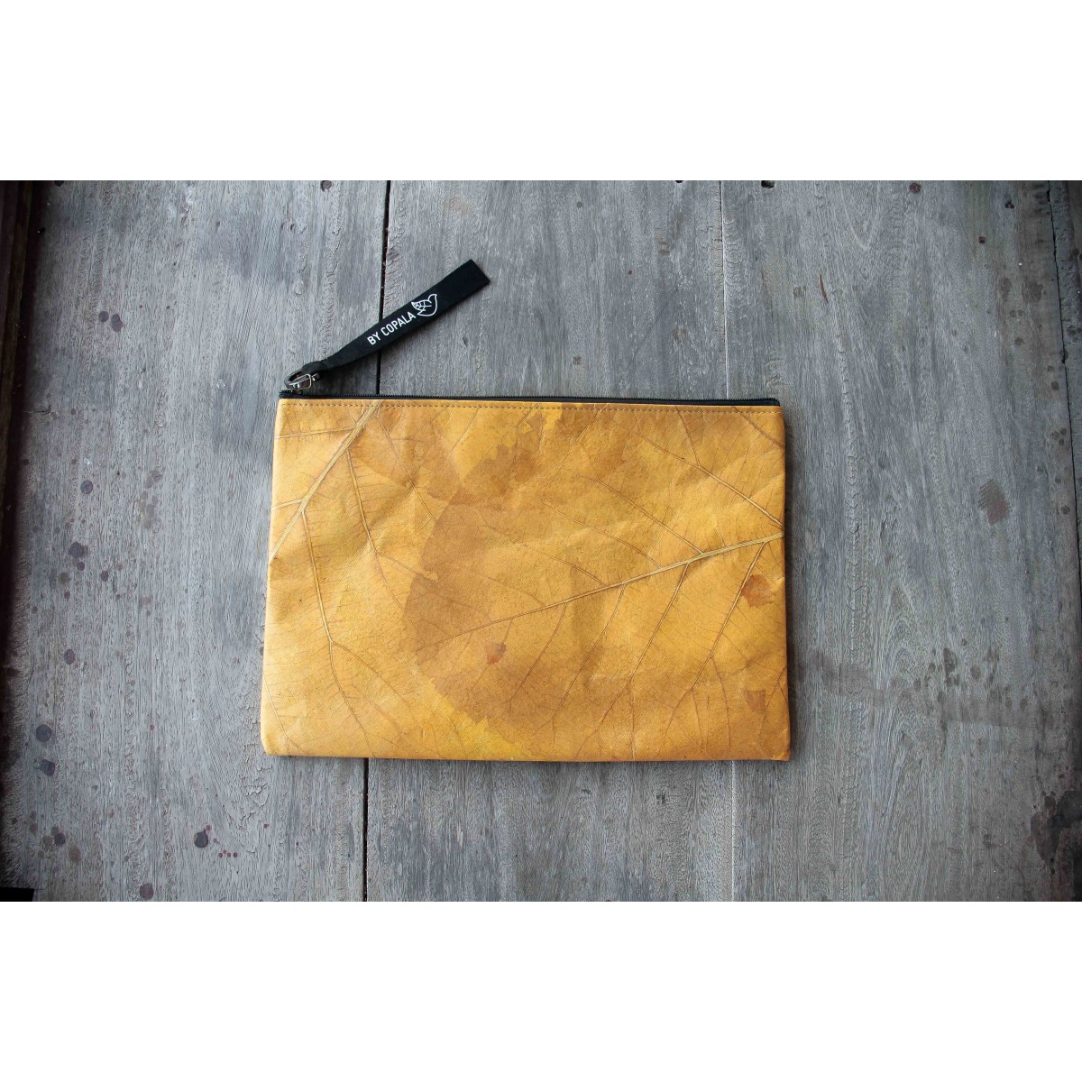 Gefütterte nachhaltige Laptop Hülle 13–14" aus Blattleder – Vegane, handgenähte & wasserabweisende Laptoptasche für MacBook Air / Pro in gelb
