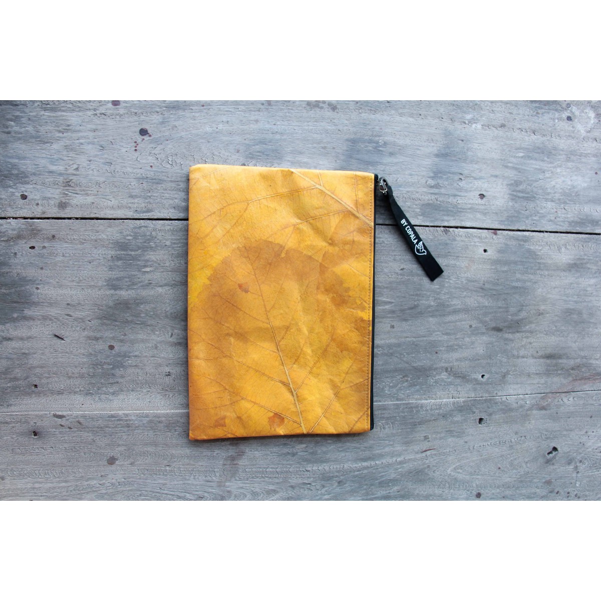 Gefütterte nachhaltige Laptop Hülle 13–14" aus Blattleder – Vegane, handgenähte & wasserabweisende Laptoptasche für MacBook Air / Pro in gelb
