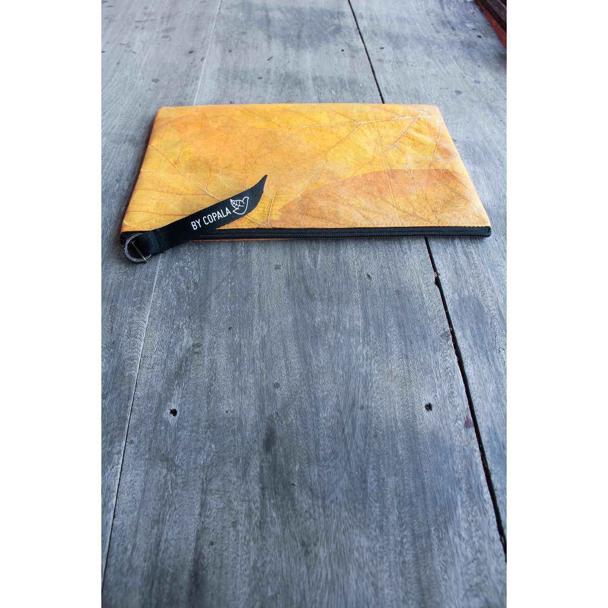 Gefütterte nachhaltige Laptop Hülle 13–14" aus Blattleder – Vegane, handgenähte & wasserabweisende Laptoptasche für MacBook Air / Pro in gelb