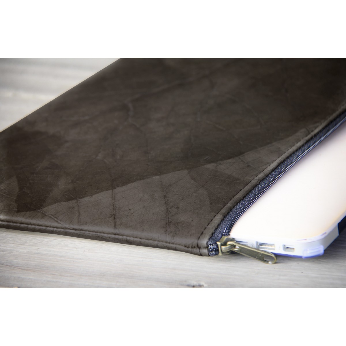 Gefütterte nachhaltige Laptop Hülle 13–14" aus Blattleder – Vegane, handgenähte & wasserabweisende Laptoptasche MacBook Air/Pro - grau/braun
