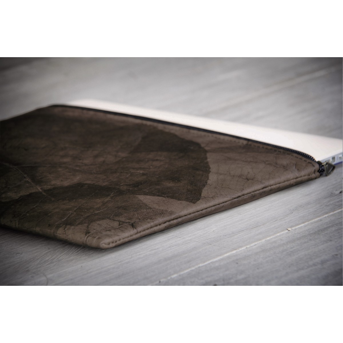 Gefütterte nachhaltige Laptop Hülle 13–14" aus Blattleder – Vegane, handgenähte & wasserabweisende Laptoptasche MacBook Air/Pro - grau/braun