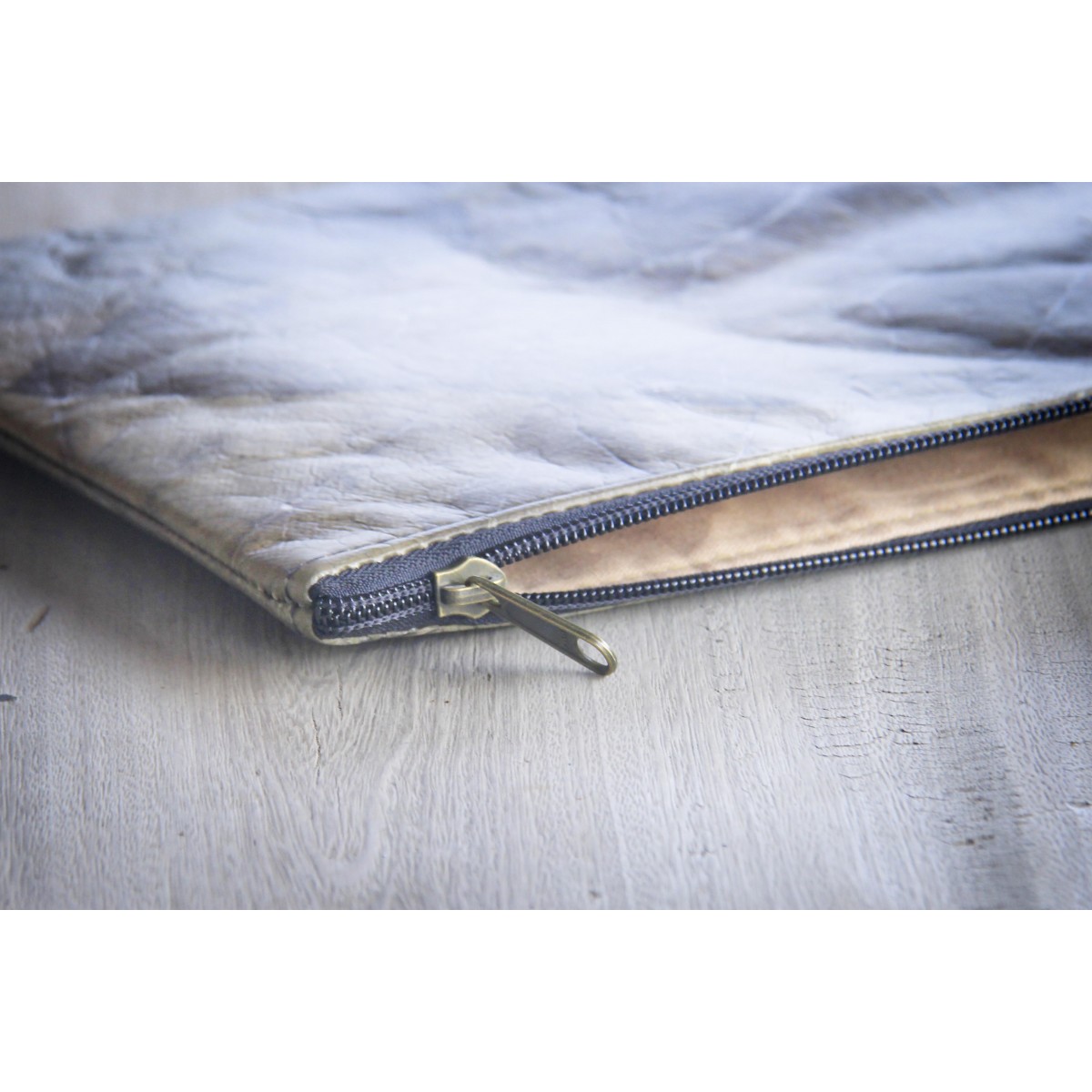 Gefütterte nachhaltige Laptop Hülle 15–16" aus Blattleder – Vegane, handgenähte & wasserabweisende Laptoptasche für MacBook in grau / braun