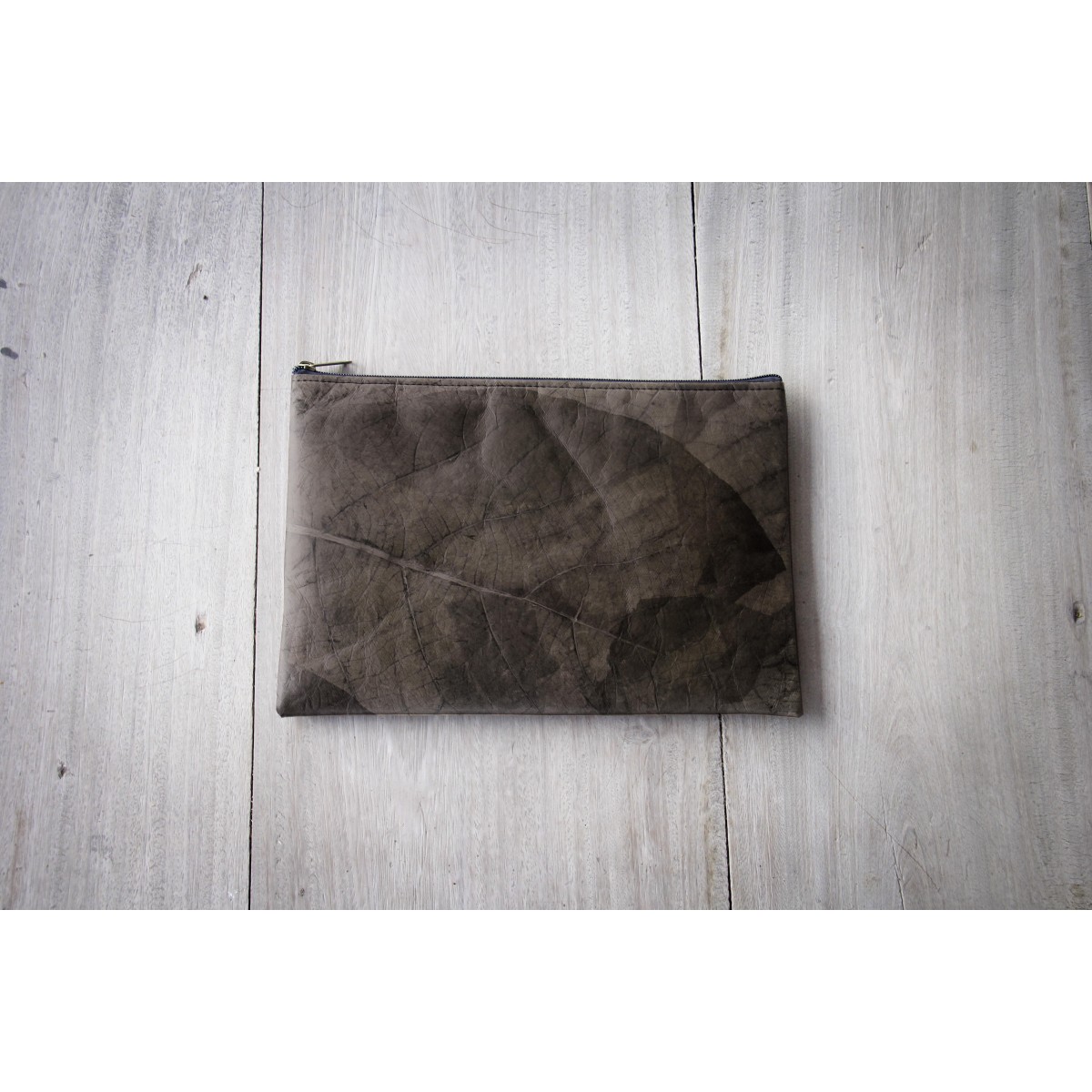 Gefütterte nachhaltige Laptop Hülle 15–16" aus Blattleder – Vegane, handgenähte & wasserabweisende Laptoptasche für MacBook in grau / braun