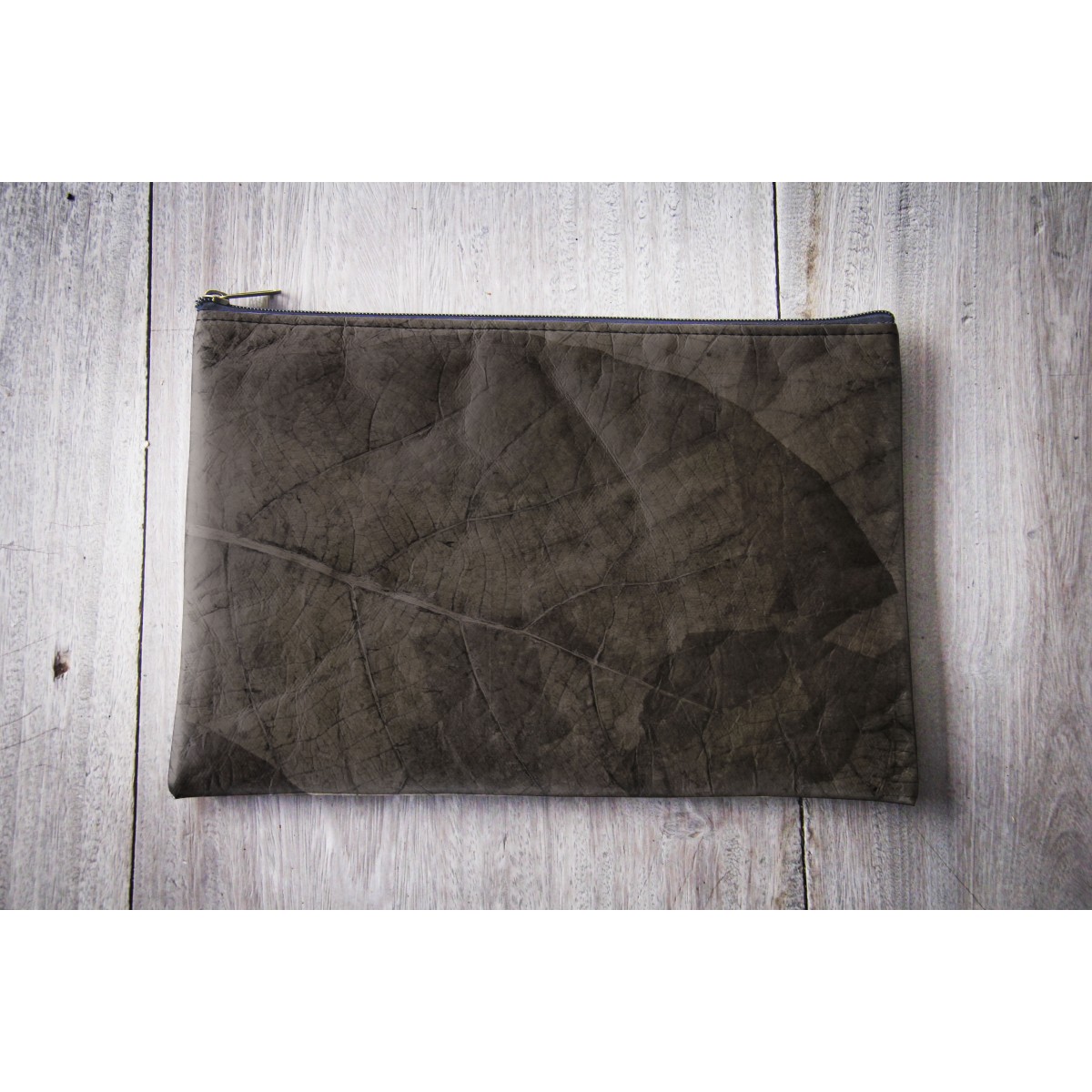 Gefütterte nachhaltige Laptop Hülle 15–16" aus Blattleder – Vegane, handgenähte & wasserabweisende Laptoptasche für MacBook in grau / braun