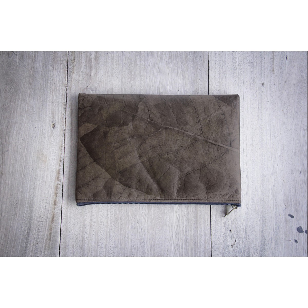 Gefütterte nachhaltige Laptop Hülle 15–16" aus Blattleder – Vegane, handgenähte & wasserabweisende Laptoptasche für MacBook in grau / braun