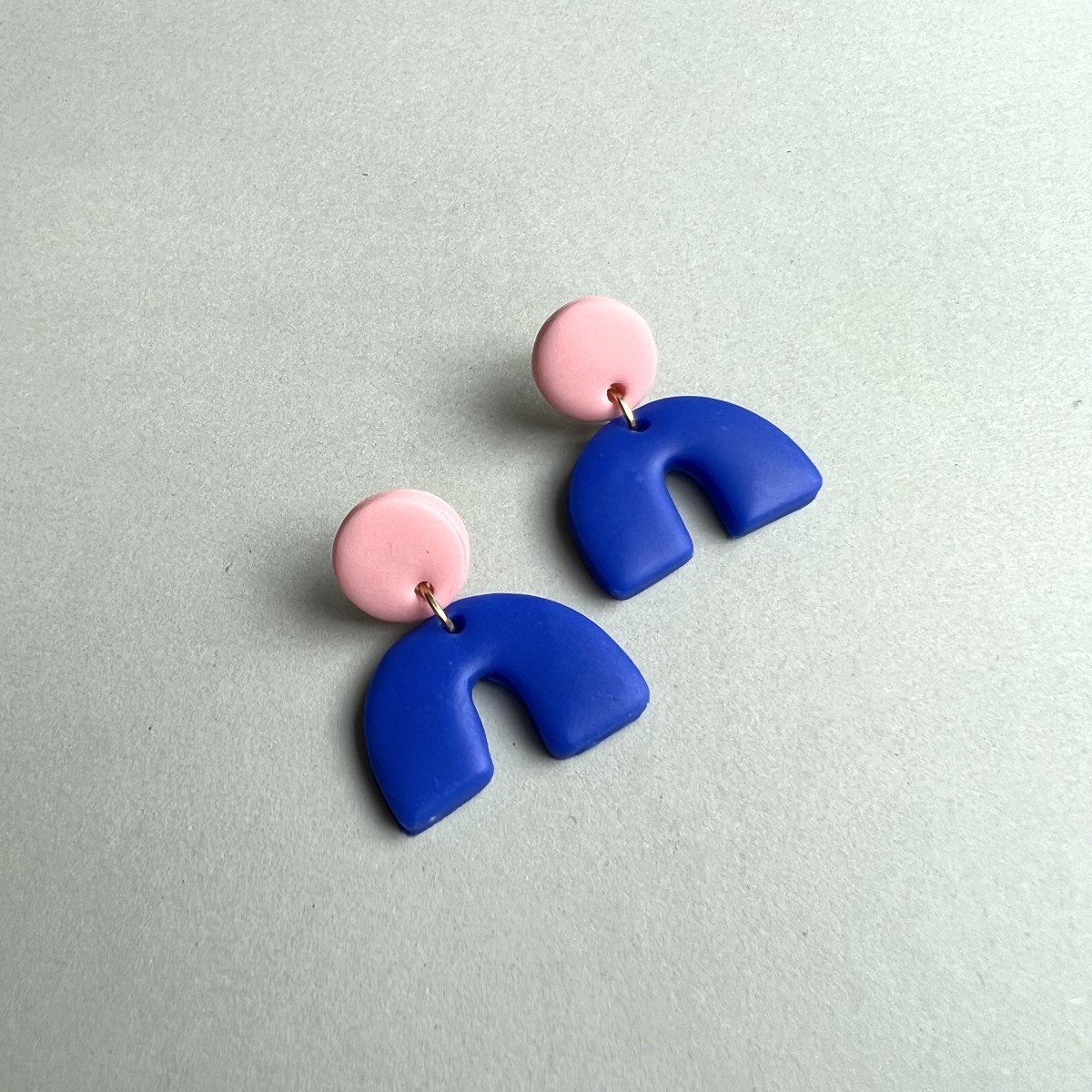 Salut Julie • Polymerton Ohrring 'salmon x royal blue minis'