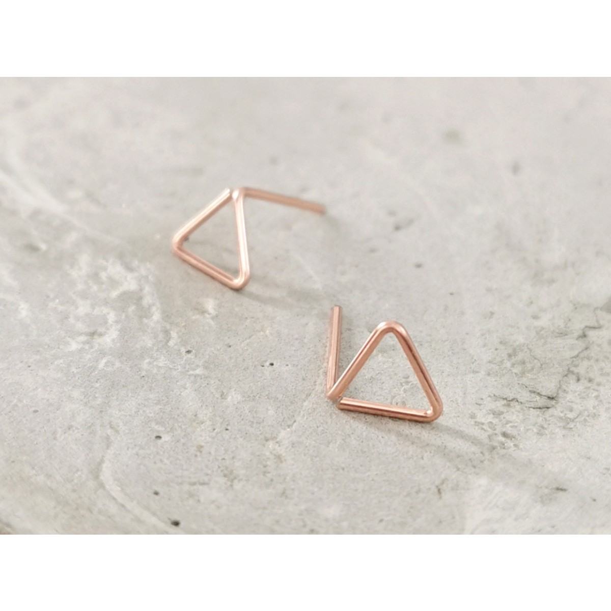 Minimalistische Rosé Gold Dreieck Ohrstecker, dein neuer Everyday-Favorit - auch in Sterling Silber und Gold Filled - KIZZU Schmuck