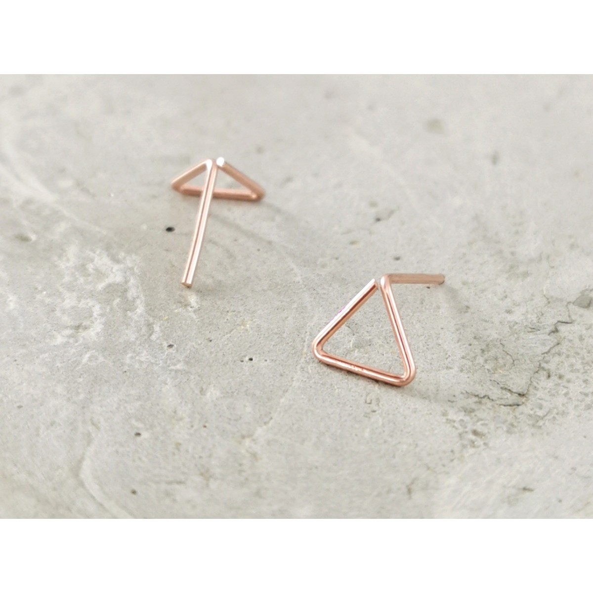 Minimalistische Rosé Gold Dreieck Ohrstecker, dein neuer Everyday-Favorit - auch in Sterling Silber und Gold Filled - KIZZU Schmuck