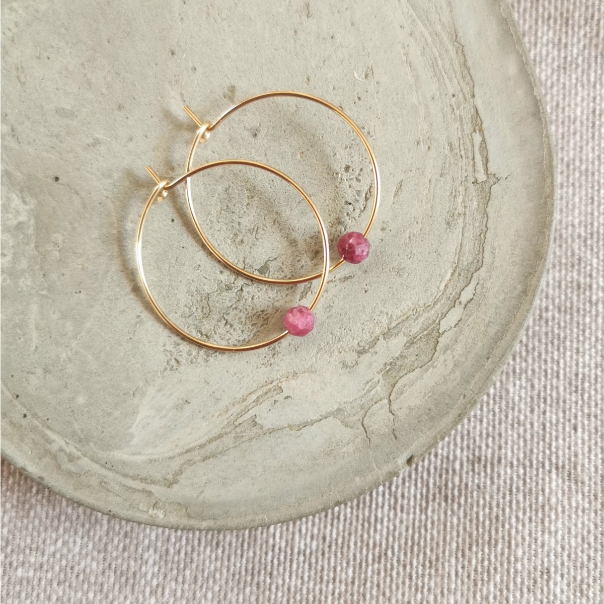 Creolen mit leuchtendem Rubin – minimalistisch, edel und ideal für jeden Tag! - handgefertigt aus Sterling Silber oder (Rosé) Gold Filled - KIZZU Schmuck Manufaktur